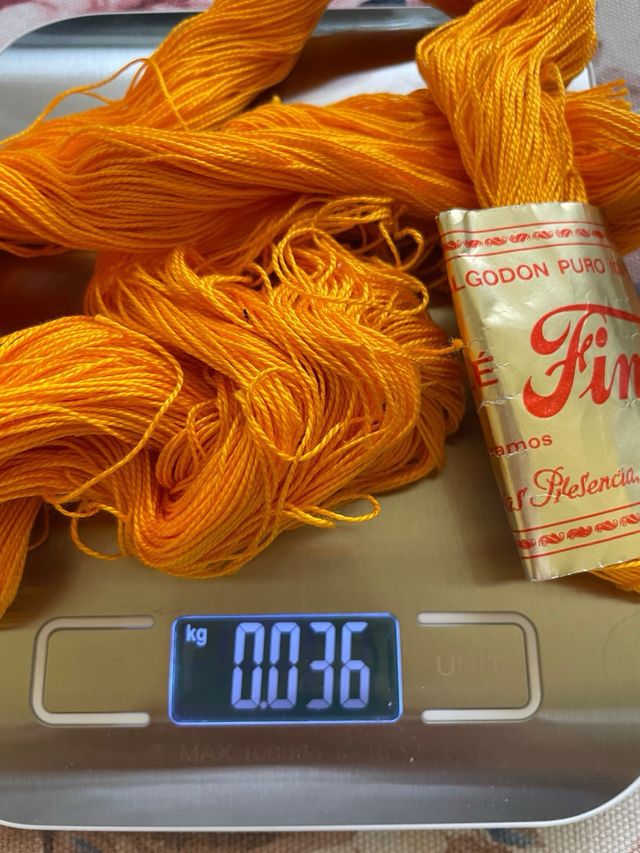 Cuadrante de cojín para bordar e hilos diversos