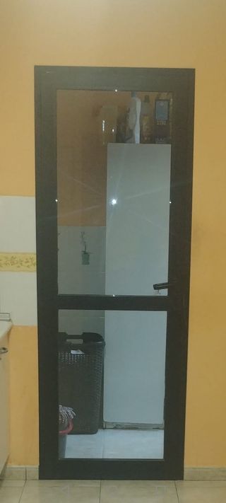 Puerta y bastidor de aluminio color negro.