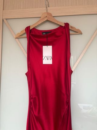 Vestido midi rojo satinado