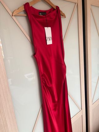 Vestido midi rojo satinado