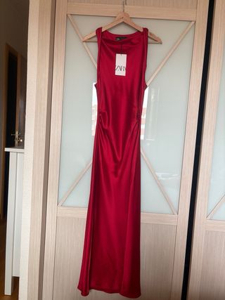 Vestido midi rojo satinado