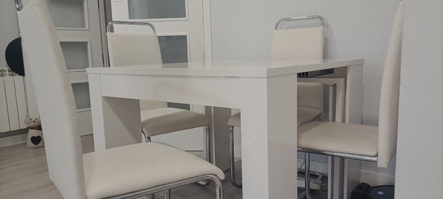 Mesa blanca extensible + 4 sillas