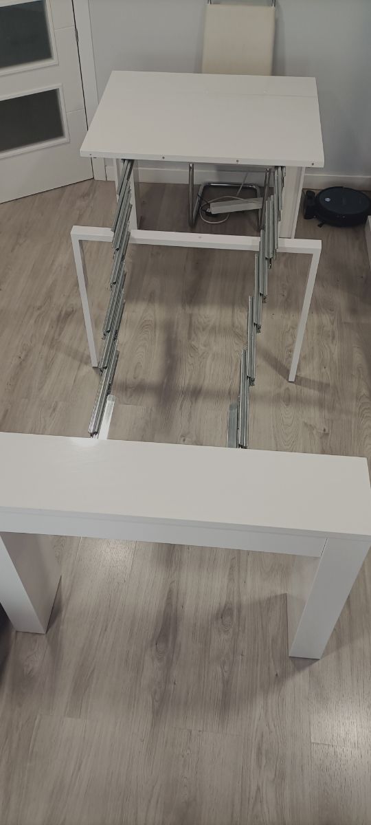 Mesa blanca extensible + 4 sillas