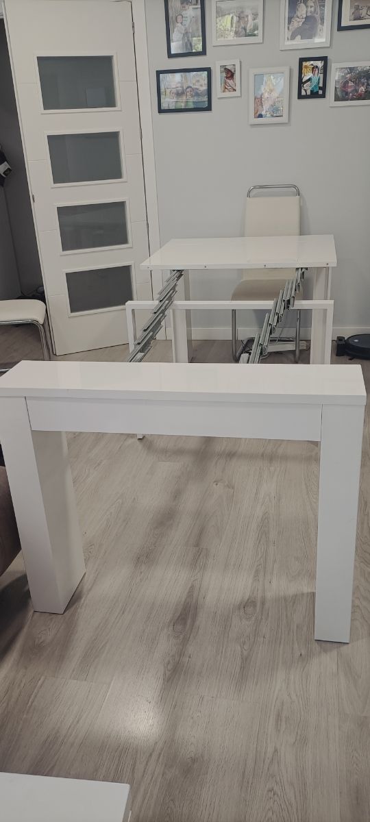 Mesa blanca extensible + 4 sillas