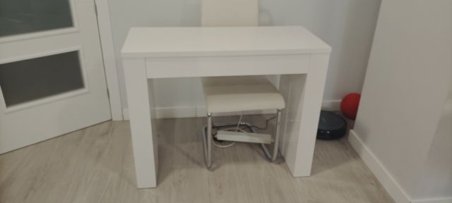 Mesa blanca extensible + 4 sillas