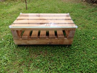 Mesa de madera con cristal