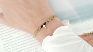 Pulsera cruz macramé beige-negra