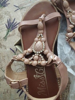 Sandalias rosa claro con pedrería 