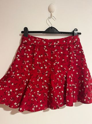 Falda/ pantalón roja con flores Stradivarius 