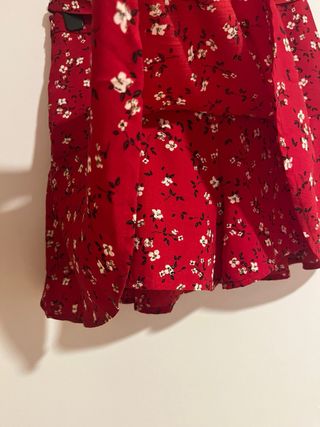 Falda/ pantalón roja con flores Stradivarius 