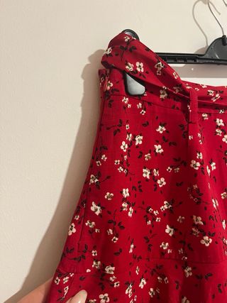 Falda/ pantalón roja con flores Stradivarius 