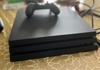 PS4 Pro (PlayStation 4 Pro) 1000GB - 2 mandos