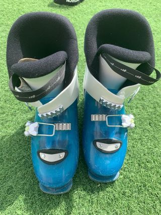 Esquís Elan 100 cm con fijaciones, casco y botas 