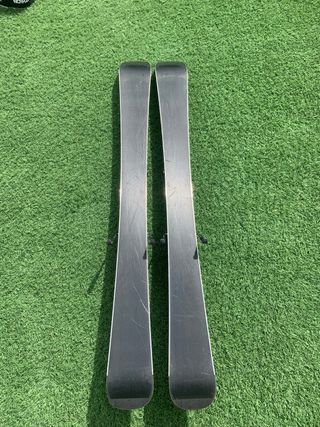 Esquís Elan 100 cm con fijaciones, casco y botas 