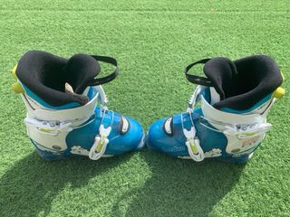 Esquís Elan 100 cm con fijaciones, casco y botas 