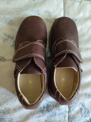 Zapatos de piel Marrón Niño 35 ,con velcro 
