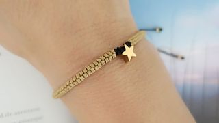 Pulsera macramé con estrella dorada
