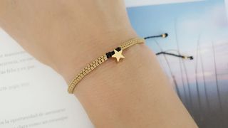 Pulsera macramé con estrella dorada
