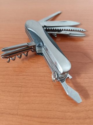 Navaja Suiza Multiherramienta con estuche 