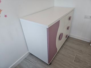 Mueble infantil con ruedas