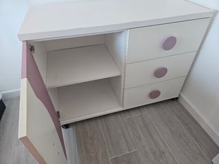 Mueble infantil con ruedas