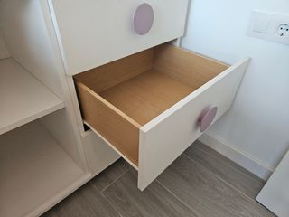 Mueble infantil con ruedas