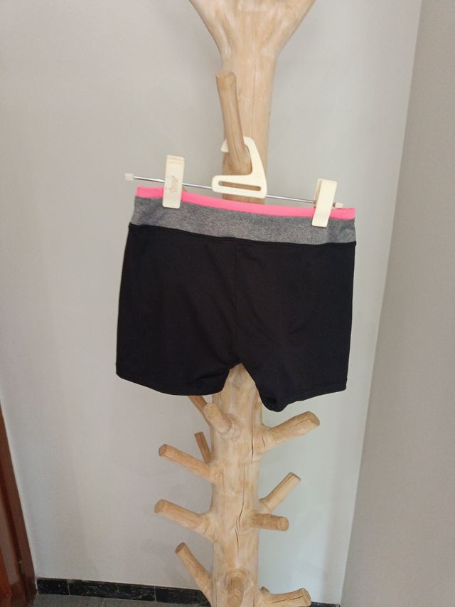 Shorts deportivos Domyos - negros y rosas