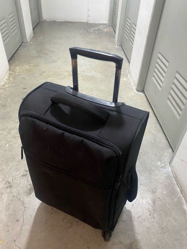 Maleta negra viaje de Mano . Regalo almohada Ralf