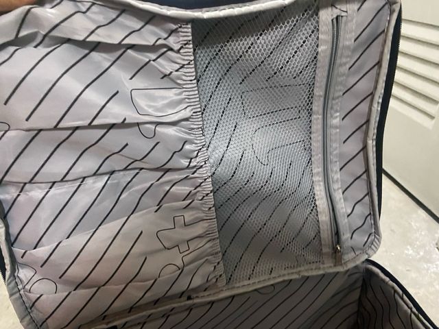 Maleta negra viaje de Mano . Regalo almohada Ralf