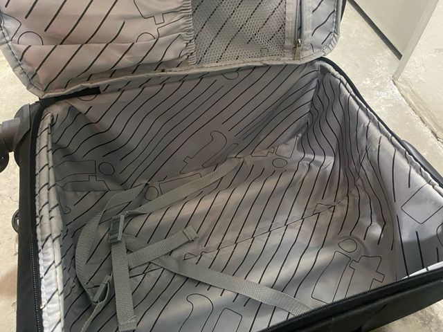 Maleta negra viaje de Mano . Regalo almohada Ralf