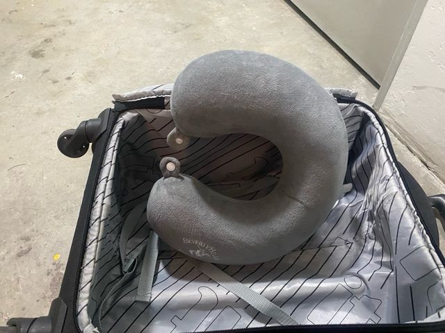 Maleta negra viaje de Mano . Regalo almohada Ralf