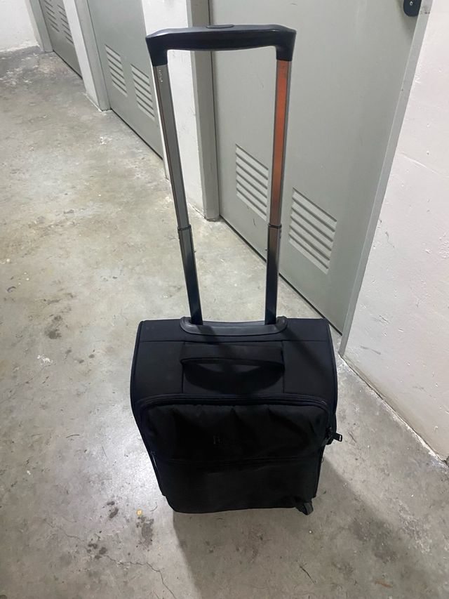 Maleta negra viaje de Mano . Regalo almohada Ralf