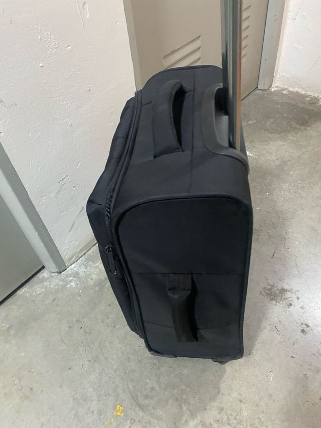 Maleta negra viaje de Mano . Regalo almohada Ralf