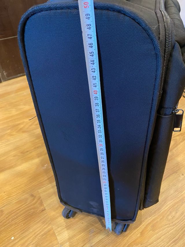 Maleta negra viaje de Mano . Regalo almohada Ralf