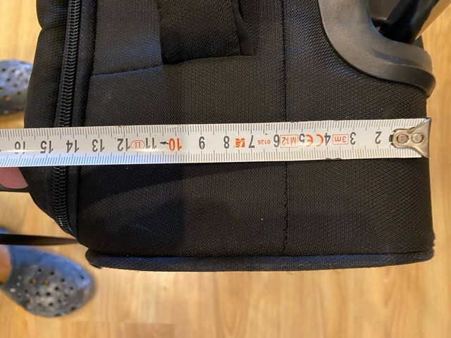 Maleta negra viaje de Mano . Regalo almohada Ralf