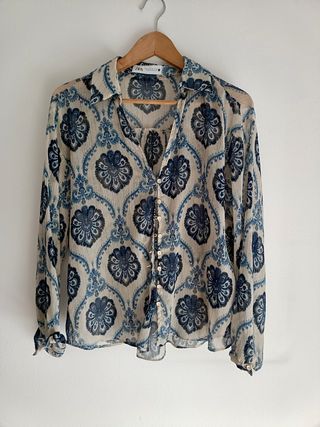 Camisa Zara estampada azul y blanca