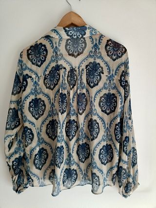 Camisa Zara estampada azul y blanca