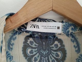Camisa Zara estampada azul y blanca