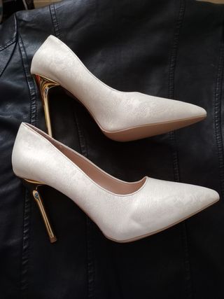 Tacones beige dorados