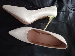 Tacones beige dorados