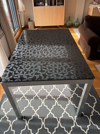 Mesa cristal negra moderna extensible.