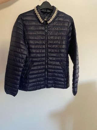 Chaquetón acolchado azul marino con perlas Talla L