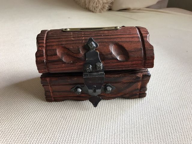 Cofre madera tallado