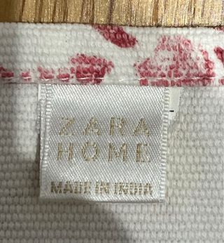 Camino de mesa Zara Home - Color burdeos y blanco