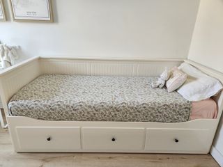 Estructura diván HEMNES Ikea 3 cajones + 1 colchón