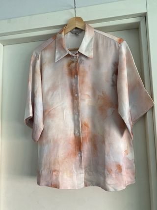Camisa beige y naranja