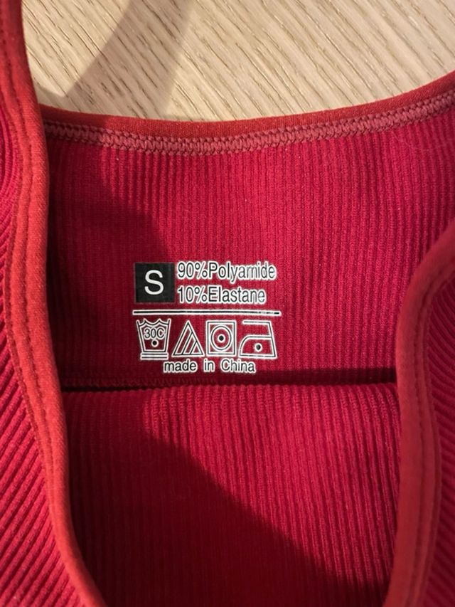 Top sportivo SHEIN rosso tg.S