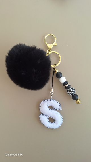 Llaveros con Pompon negro y blanco.Personalizables