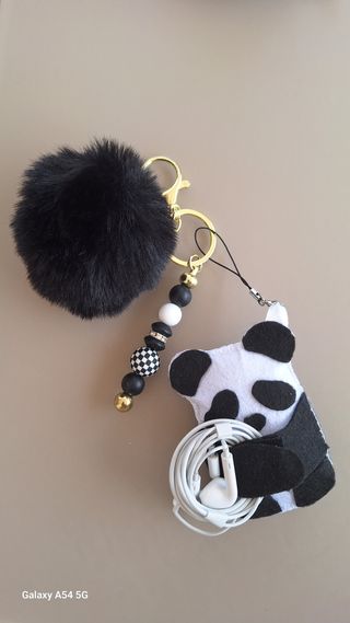 Llaveros con Pompon negro y blanco.Personalizables