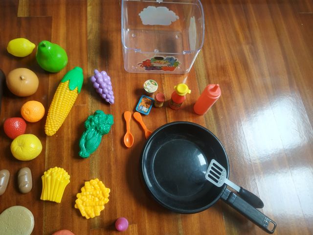 Comida juguete: Frutas, verduras, sartén y varios